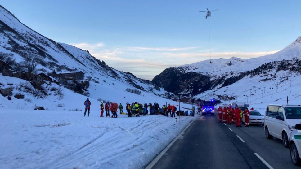 奥地利西部滑雪场发生雪崩（社交媒体截图）