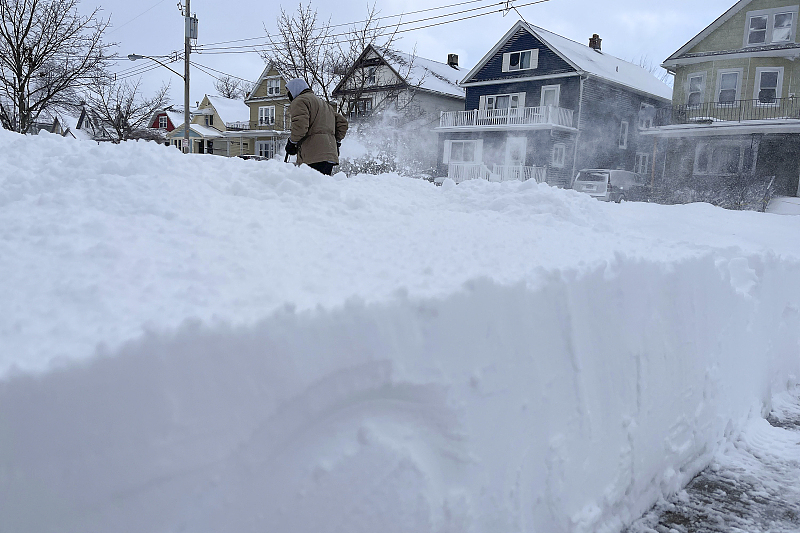 当地时间12月25日，美国纽约州布法罗市的一个社区被大雪覆盖。