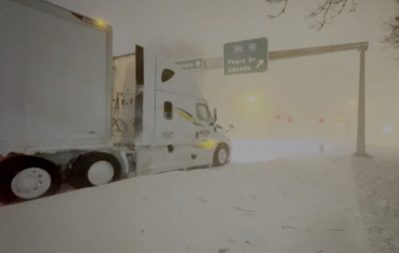 美国纽约州布法罗，大风和大雪覆盖了街道和车辆。