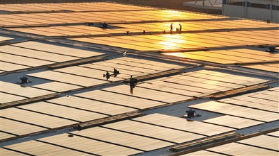 12月24日，在广西壮族自治区柳州市柳江区智能家电产业园，工人在厂房屋顶安装光伏板。黎寒池摄（人民图片）