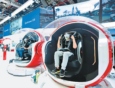 第五届进博会上，技术装备展区的一家科技企业带来VR一体机及骁龙定制运动座舱，吸引不少观展人员体验。朱海鹏摄（人民视觉）