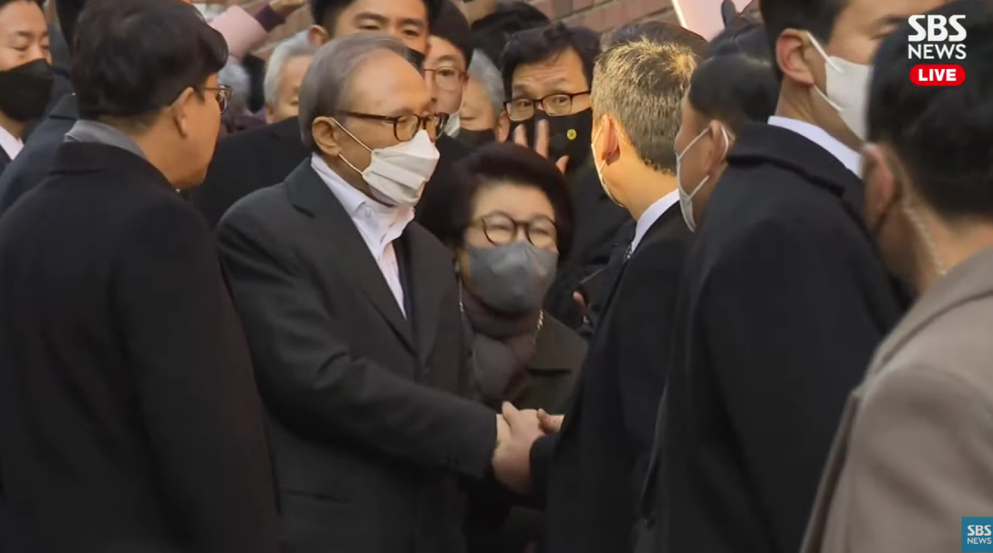 李明博在家门口与支持者握手（韩国SBS电视台截图）