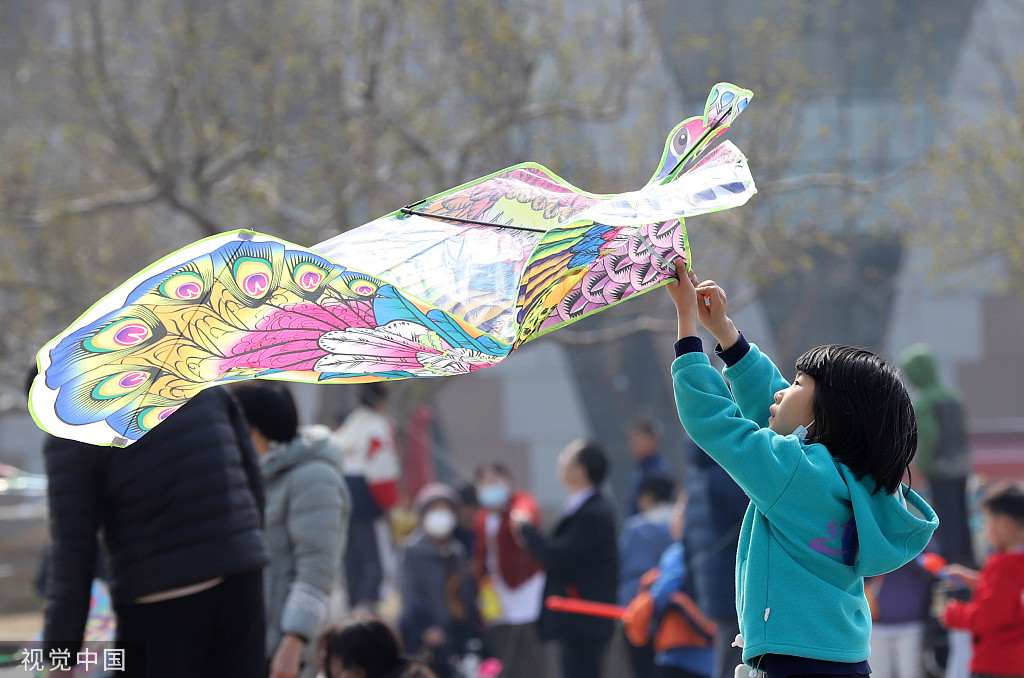 山东潍坊气温回暖市民人民广场放风筝