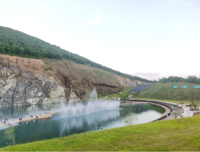 高质量发展调研行丨点石成金！废弃矿坑变身梦幻“翡翠湖”