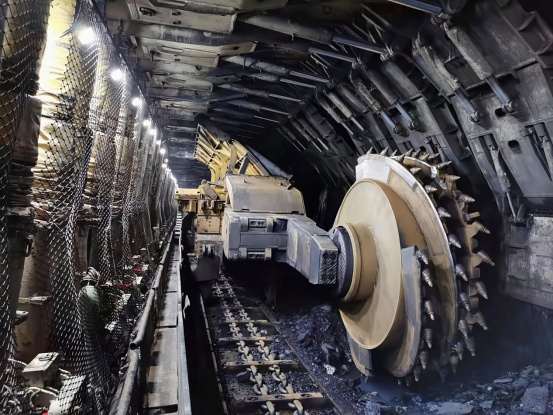 煤矿智慧化，“我们的矿工成了‘挖煤工程师’” | 高质量发展调研行·陕西站