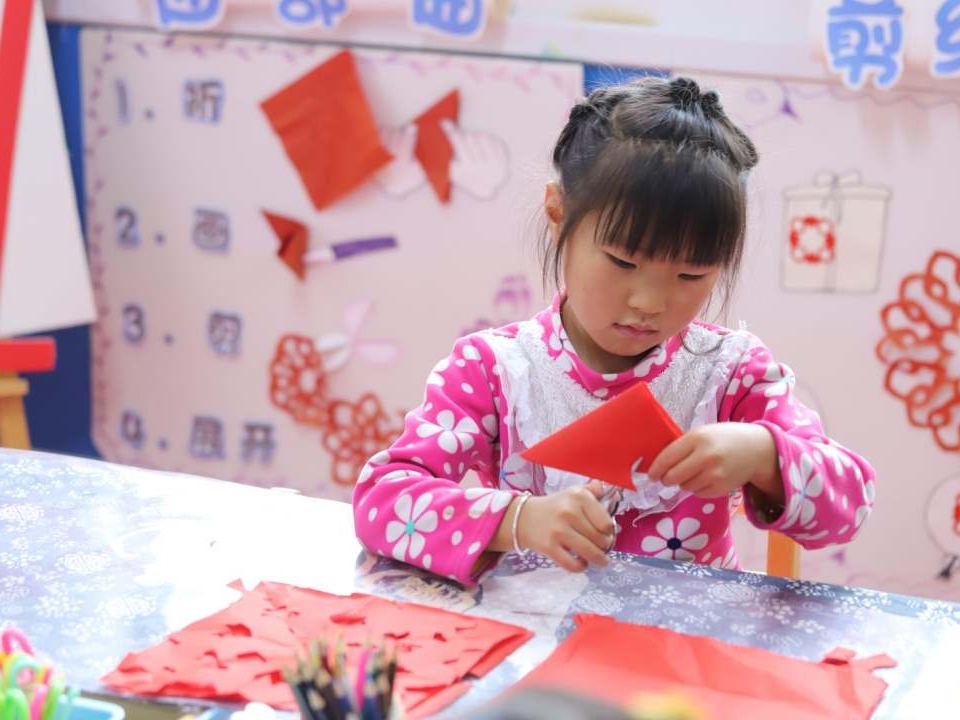 高质量发展调研行｜ 写好“后半篇文章”让易地搬迁儿童快乐成长