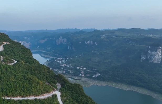 高质量发展调研行｜“悬崖下的村寨”大变样