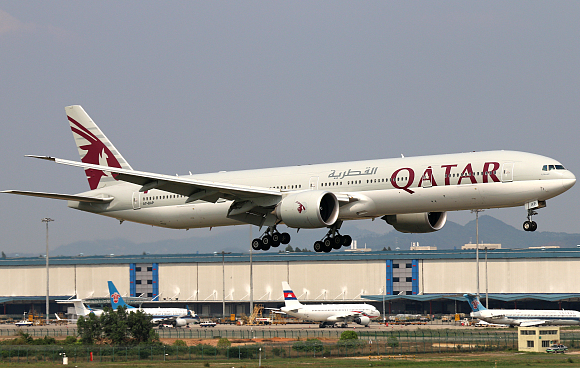 卡塔尔航空航班起飞后紧急折返 数百名乘客在飞机盘旋中度过新年前夜