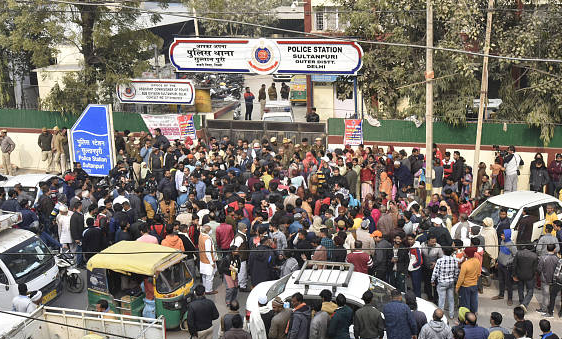 数百人聚集在印度警局前
