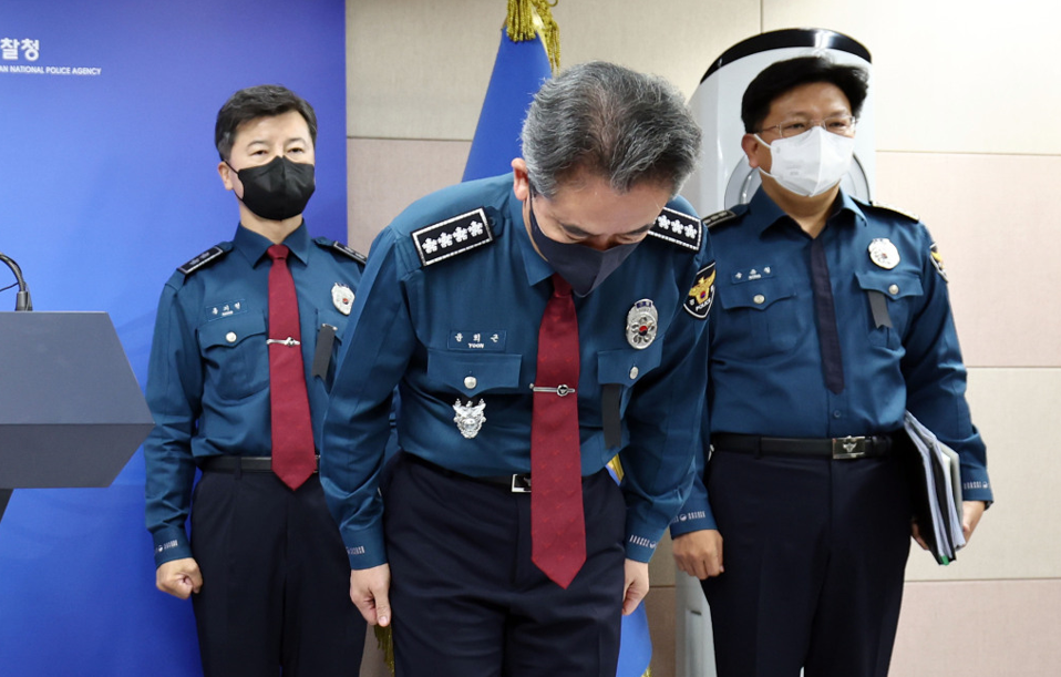 2022年11月，韩国警察厅厅长尹熙根向公众鞠躬致歉（资料图）