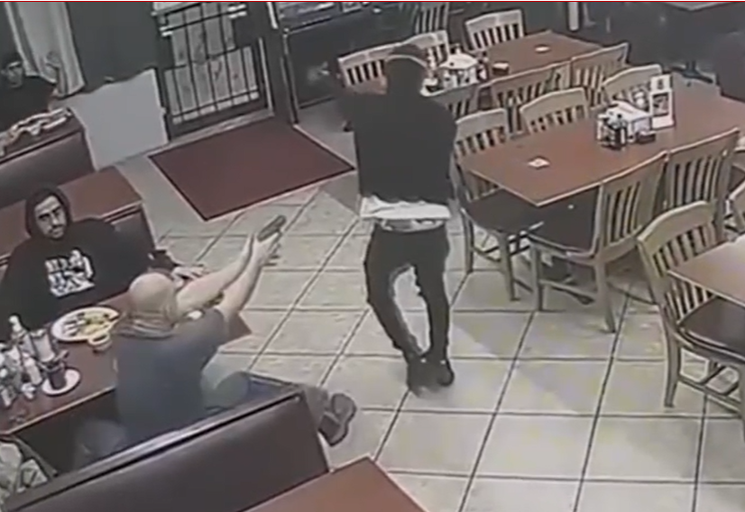 美国男子持假枪进餐馆抢劫被顾客枪杀（视频截图）