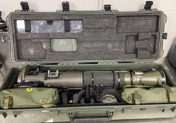 从行李中发现的84毫米口径反坦克武器。（美国运输安全管理局社交媒体截图）