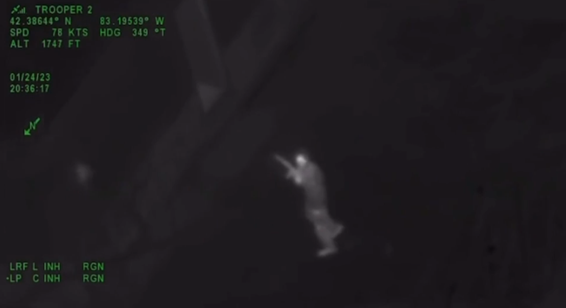 美国男子夜晚持枪袭击警方直升机 藏身地发现5把枪
