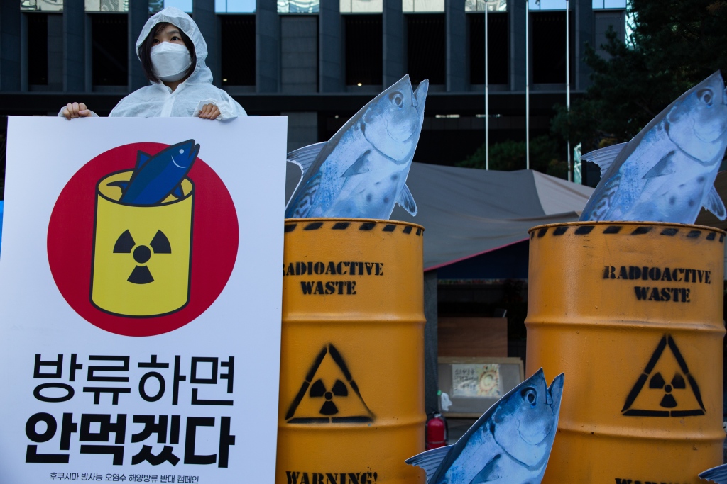 2021年4月，韩国民众在日本驻韩大使馆前举行示威，抗议日方排污入海决定。（资料图）
