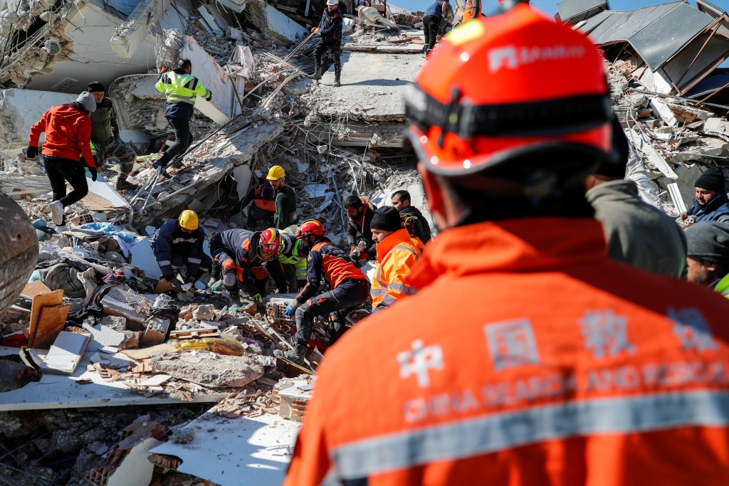 2月9日，中国救援队在土耳其重灾区开展救援。