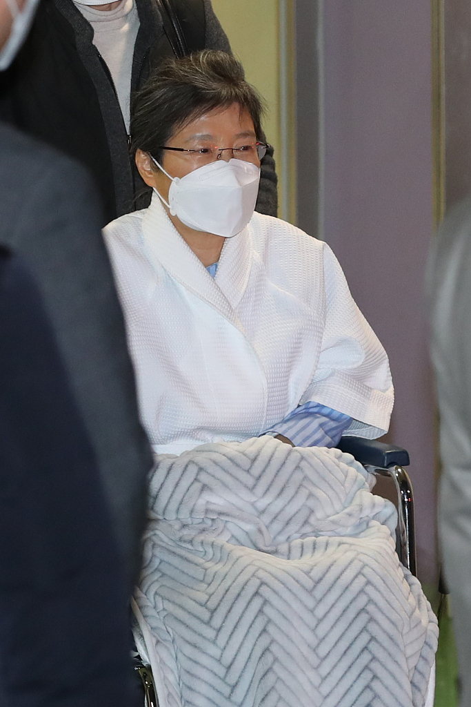 2021年2月9日，朴槿惠出院后重返监狱服刑。