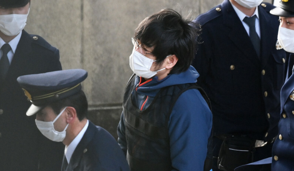 2023年1月10日，山上彻也被警方移送出大阪拘留所（社交媒体截图）