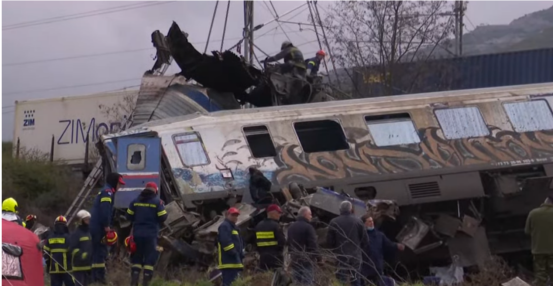 希腊火车相撞事故救援现场（英国《独立报》视频截图）
