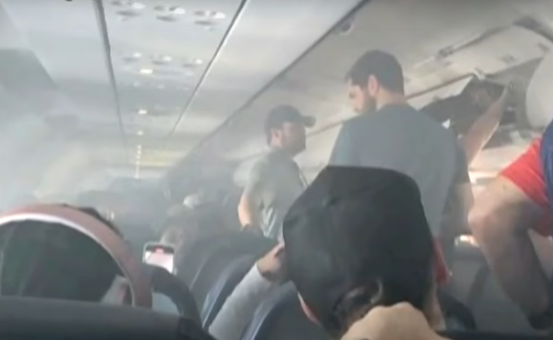 电池起火导致机舱内浓烟滚滚（美国哥伦比亚广播公司视频截图）