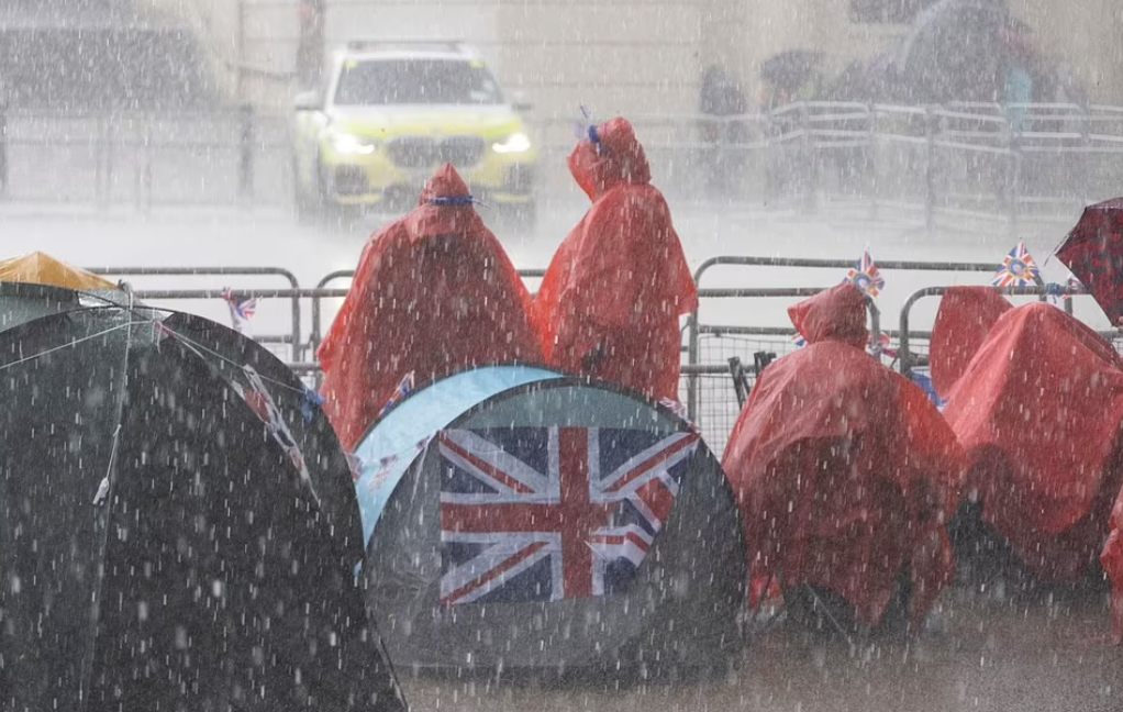 英国天气预报称6日伦敦将迎暴雨 民众披雨衣街头露营