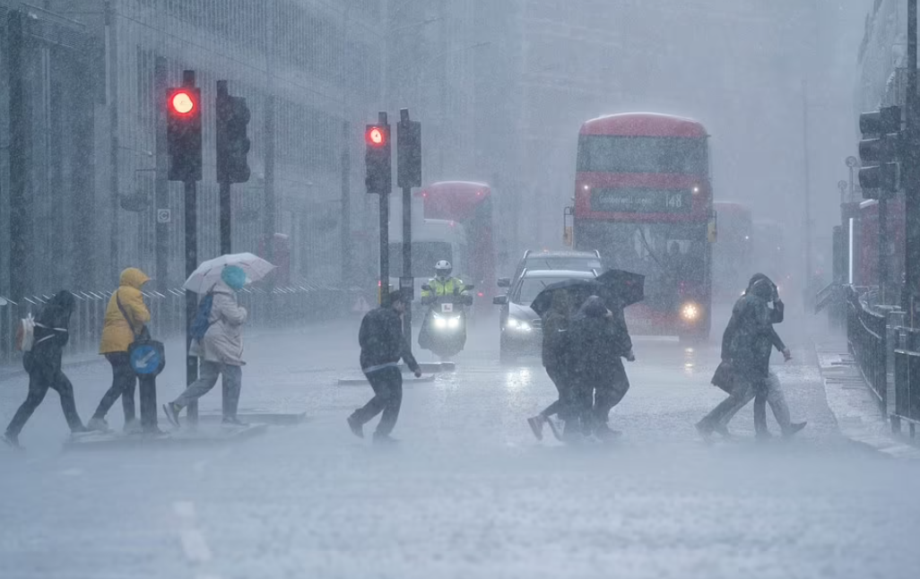 英国天气预报称6日伦敦将迎暴雨 民众披雨衣街头露营