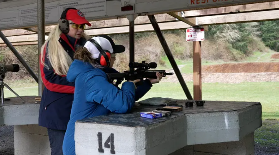 美国女子麦考伊在靶场学习使用AR-15步枪（福克斯新闻网视频报道截图）