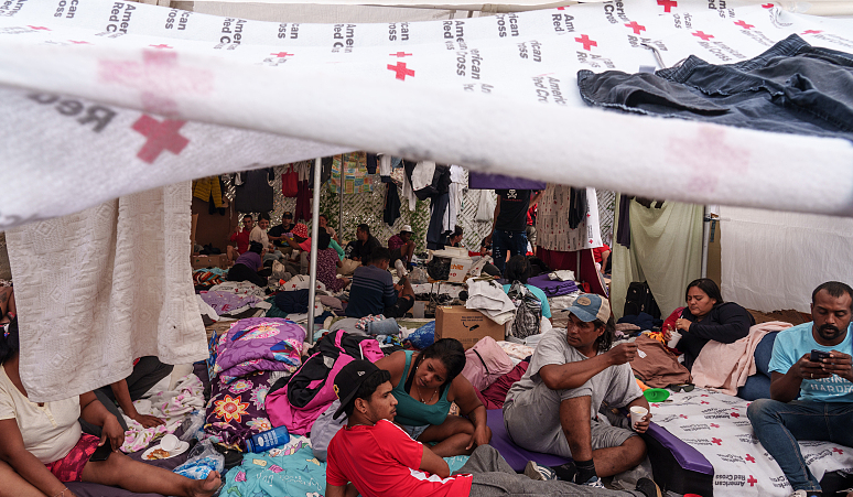 美国得克萨斯州，移民们在无家可归者中心前扎营。