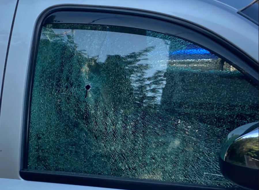 枪击现场图片显示破裂的车窗和一个枪眼