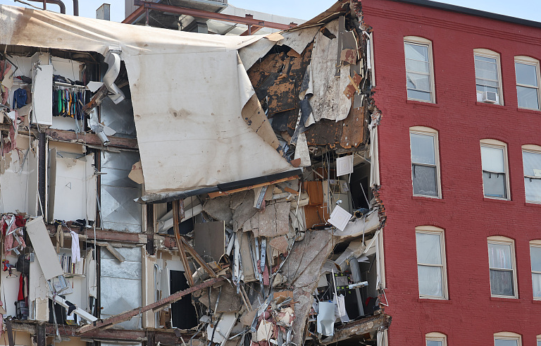 美国艾奥瓦州一栋公寓楼发生坍塌事故。