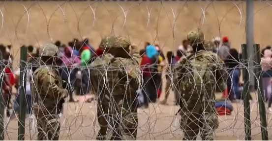 美国边境巡逻队士兵对大批移民进行监控（美国广播公司视频截图）