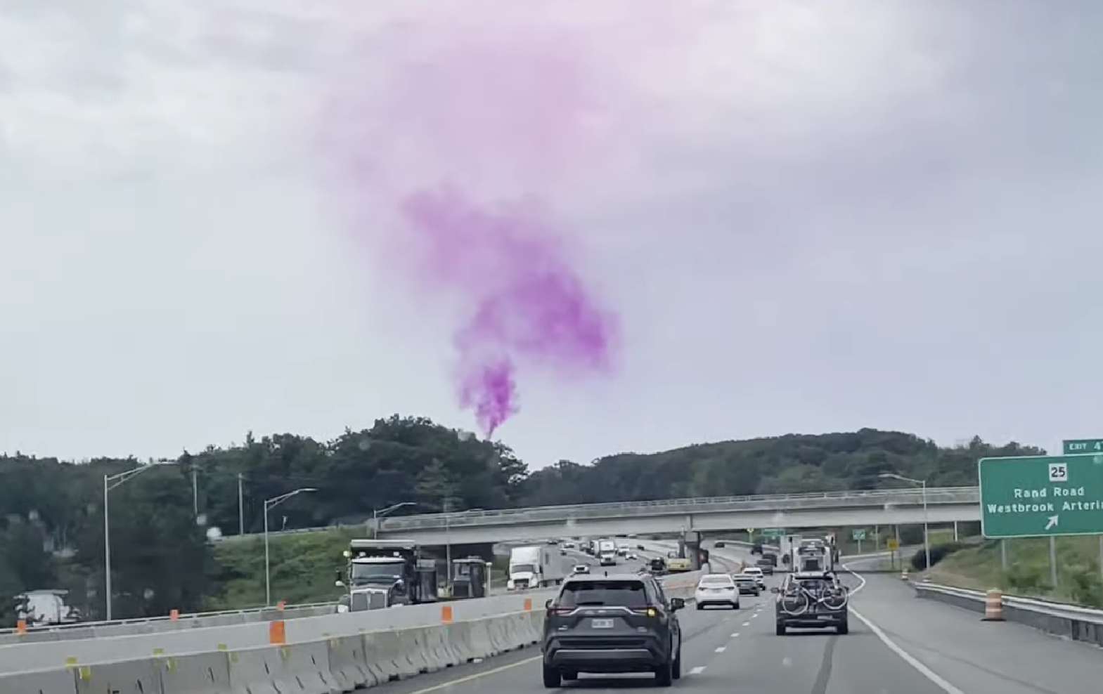 波特兰空中弥漫紫色烟雾（视频截图）