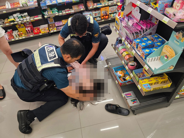中国女游客在韩国便利店突然晕倒：2名警察做心肺复苏 十分钟将她救醒