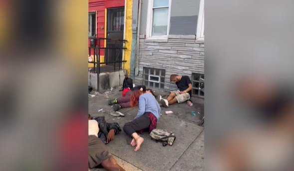 美国吸毒者躺在街头（纽约邮报视频截图）