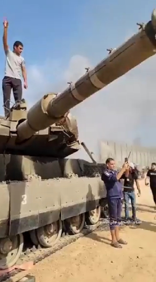 疑似哈马斯武装人员缴获以色列坦克画面（社交媒体）