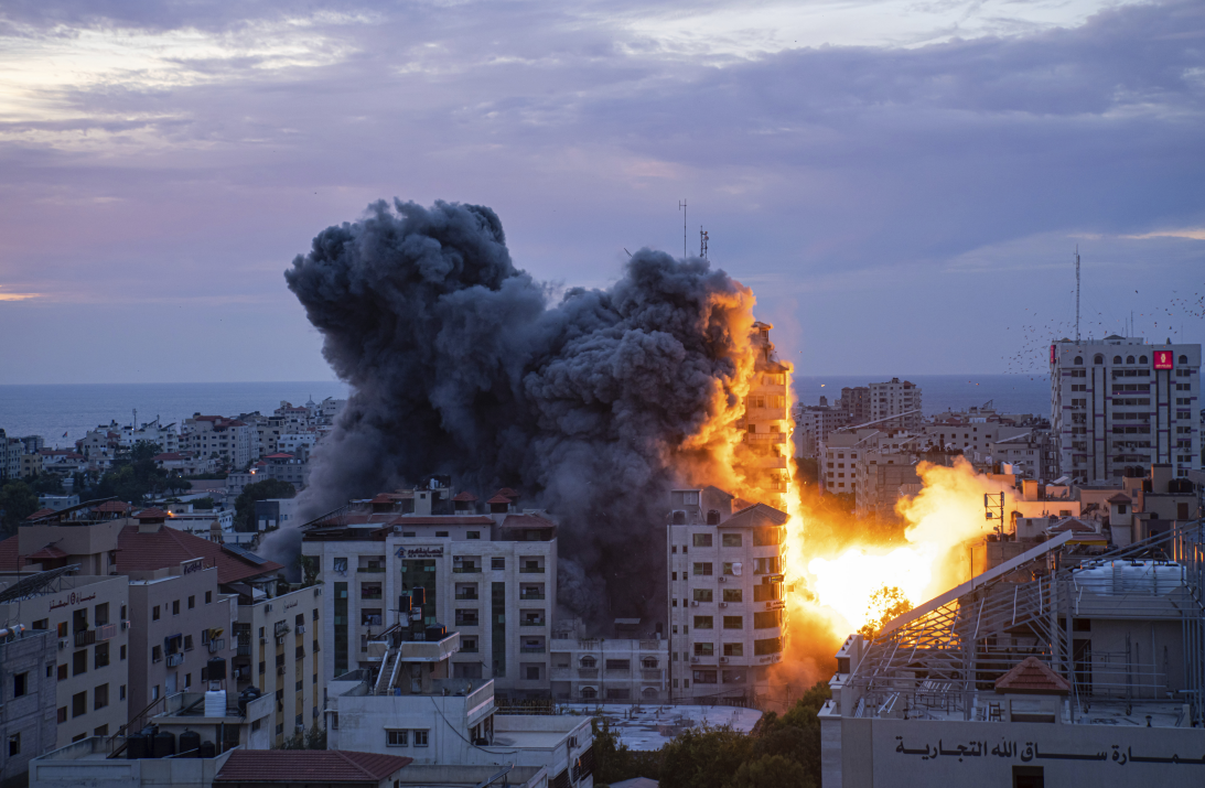 10月7日，以色列军方袭击加沙，现场腾起浓烟。