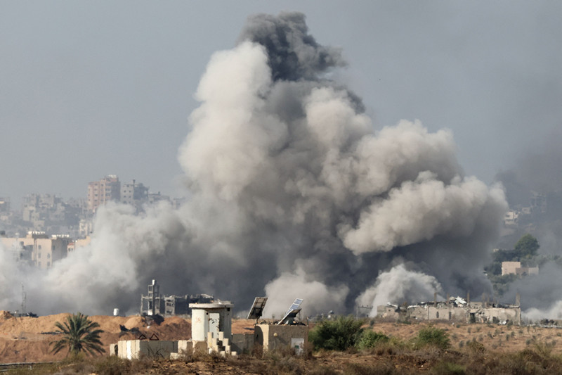 22日，以色列空袭后，加沙北部浓烟滚滚。