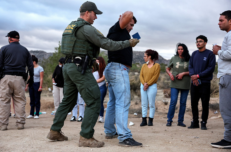 美国边境巡逻队逮捕移民（资料图）