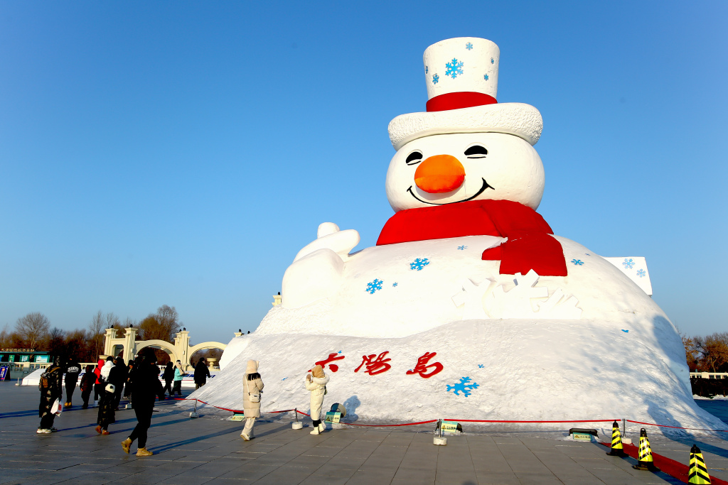 哈尔滨太阳岛雪博会打造百万平方米雪雕艺术盛宴