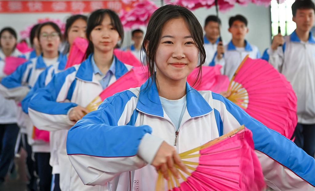 陕西榆林:陕北秧歌扭进中学校园