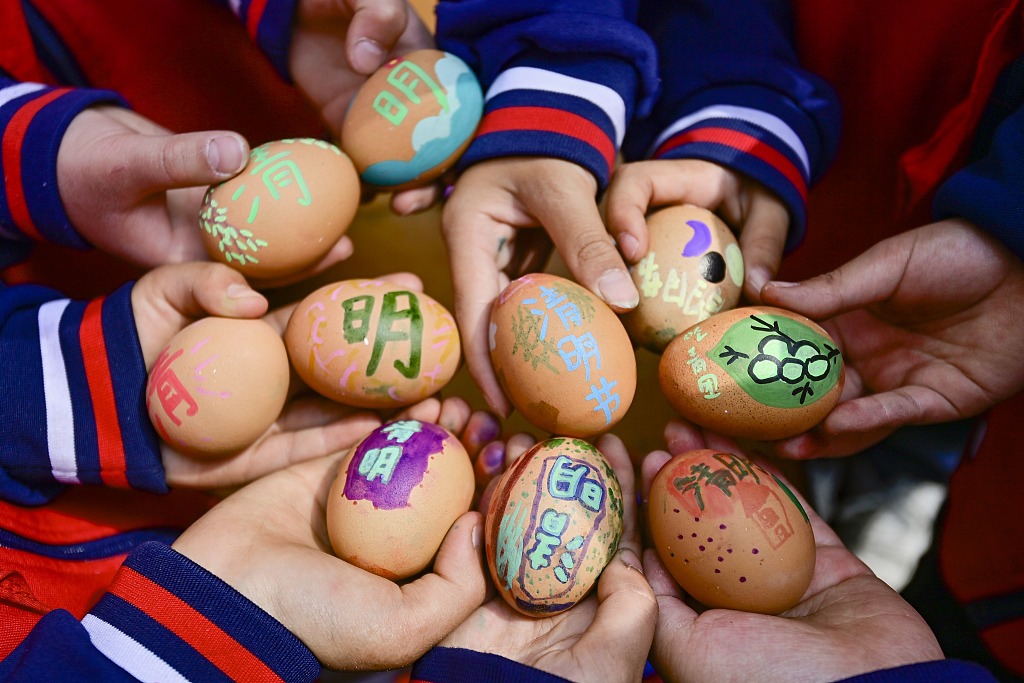 山东青州:小朋友绘彩蛋碰鸡蛋迎清明
