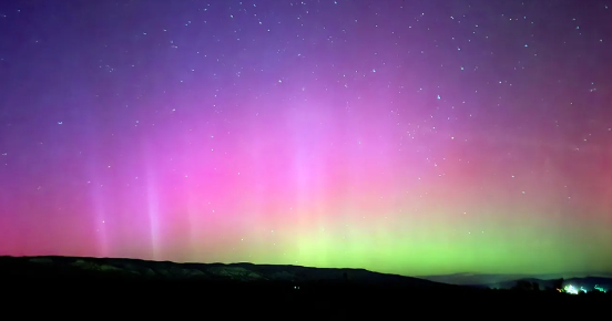 美国多地现极光：绿紫粉三色夜空交织 低纬度也能观测