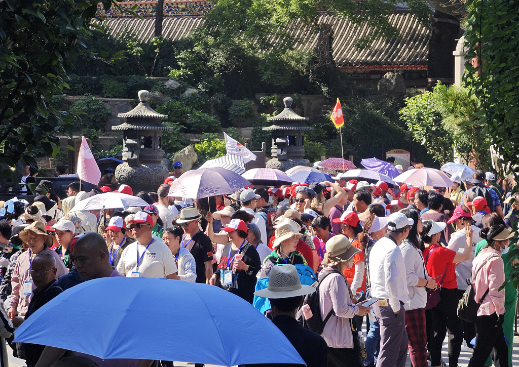 北京气温突破30度 游客游览颐和园热情不减