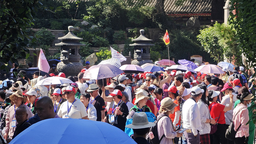 北京气温突破30度 游客游览颐和园热情不减