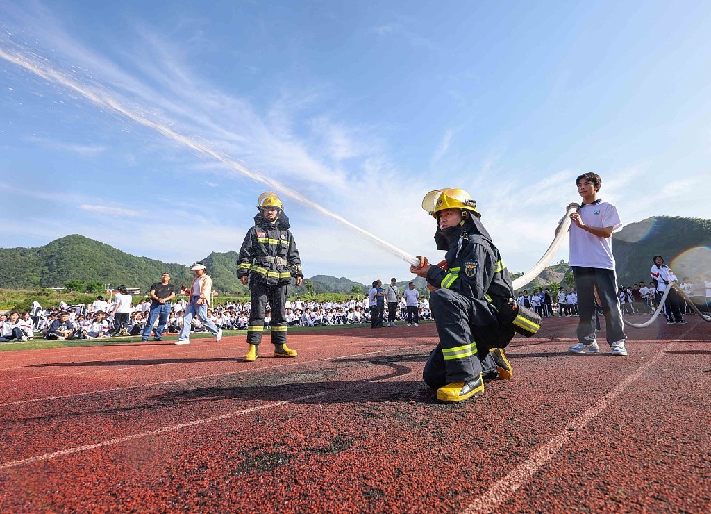 贵州铜仁：消防员进中学校园普及安全知识