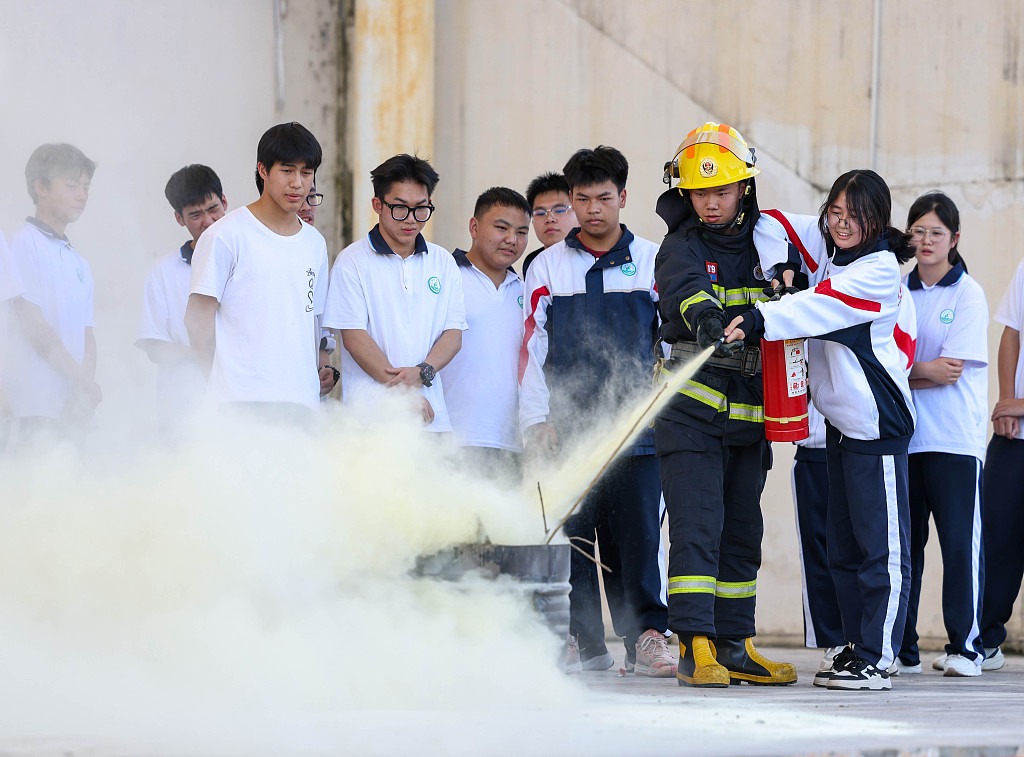 贵州铜仁：消防员进中学校园普及安全知识