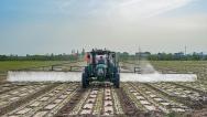 新疆昌吉：农民驾农机为棉田喷施农药