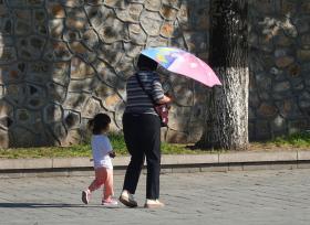 北京气温突破30度 游客游览颐和园热情不减