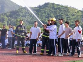 贵州铜仁：消防员进中学校园普及安全知识