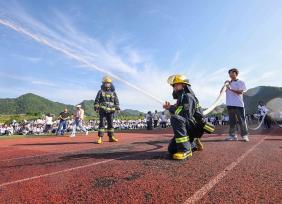 贵州铜仁：消防员进中学校园普及安全知识