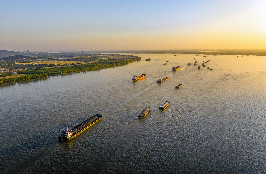 安徽芜湖：长江新港段水域船舶往来运输